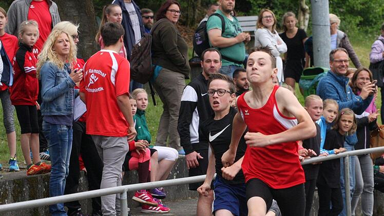 Sprint über 75 Meter der Schüler U14 mit Fenn Friedrich (rechts / WSSV Suhl) und Emil Muthig vom SV Ramsthal. Fotos: Reinhold Nürnberger
