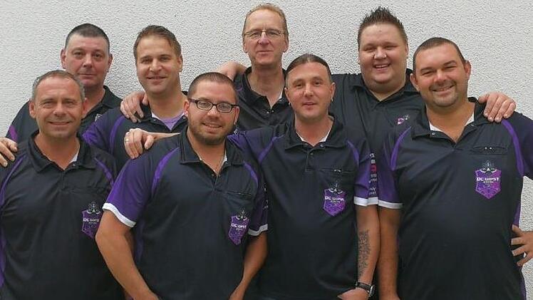 Mit zwei Auswärtserfolgen hatte der DC Gipsy Ebern gegen Eching und Bad Windsheim einen perfekten Start in die Bayernligasaison und hofft, auch weiter im Vorderfeld dabei zu bleiben. Das Team bilden, hintere Reihe von links Daniel Kugler, Mirko Hörnlein, Rainer Dreßel, Dominik Hofmann, vordere Reihe von links Stefan Lottes, Bernd Horn, Dominik Ulrich (Kapitän) und Daniel Schneider. Es fehlt Carsten Engelhardt