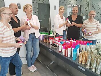 Ralf und Walter Dietz &uuml;bergaben in ihrem Friseursalon Kosmetikartikel an Gaby Richter.