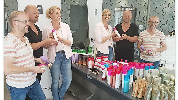 Ralf und Walter Dietz &uuml;bergaben in ihrem Friseursalon Kosmetikartikel an Gaby Richter.