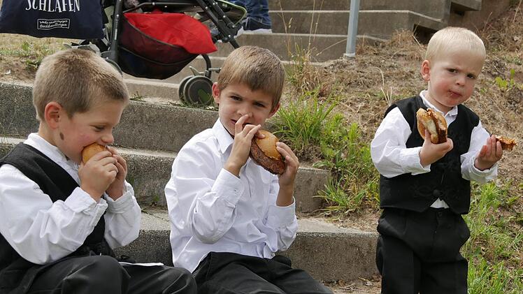 Diese drei kleinen Buben, Nandor,Istvan und Tibor, hatten eine besonders schöne Tracht, nämlich aus ihrer ungarischen Heimat. Die Brüder links und rechts im Bild gehen in den Rödentaler Kindergarten, Istvan ist bereits ein Schulkind. Foto: Manja von Nida