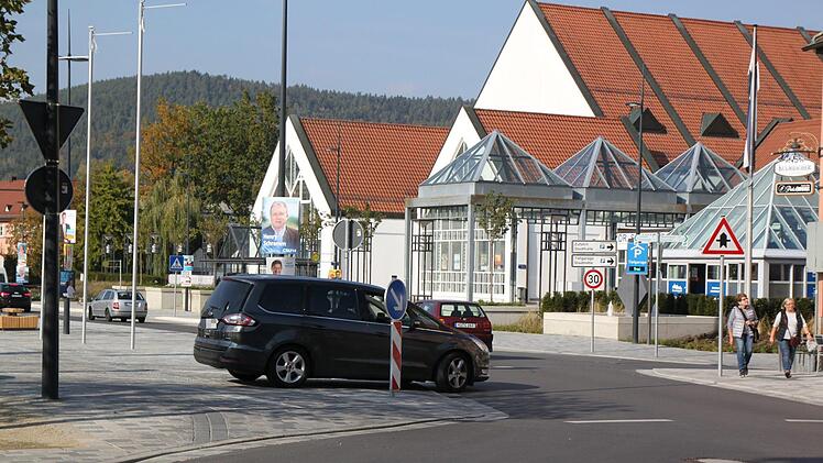 So mancher biegt gleich links vom Verkehrszeichen links in Richtung Stadthalle ab.