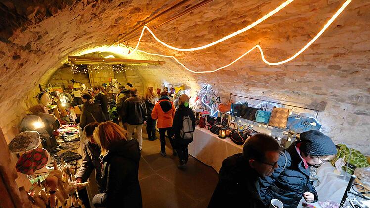 Die ersten Weihnachtsgeschenke sind gesichert: In den idyllischen Kirchgaden in Diebach gab es beim Adventsmarkt eine große Auswahl.Gerd Schaar