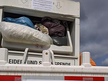 Der Kleidercontainer wurde gesperrt. Einem Dienstanfänger der  Polizei ist diese ungewöhnliche Vogelwohnung aufgefallen. Foto: Petra Malbrich