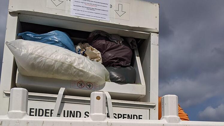 Der Kleidercontainer wurde gesperrt. Einem Dienstanfänger der  Polizei ist diese ungewöhnliche Vogelwohnung aufgefallen. Foto: Petra Malbrich