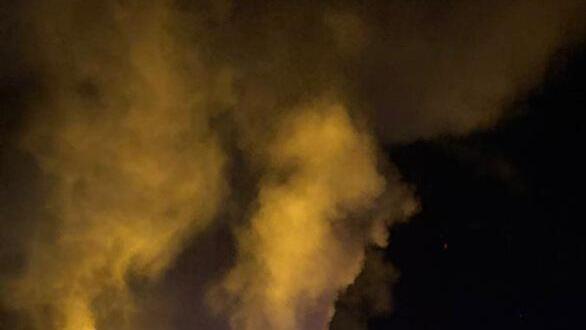 Der Feuerschein des Brandes auf dem Recyclinghof in Heubisch war weithin sichtbar.  Foto: Sandro Löffler
