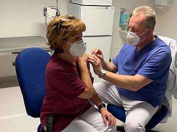 Die Hälfte des Personals hat Chefarzt Grauer schon geimpft. Hier ist Susanne Haas an der Reihe.  Foto: Krankenhaus St. Anna