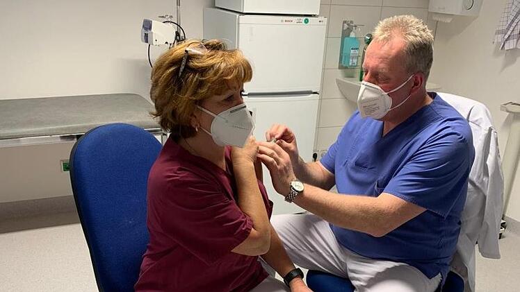 Die Hälfte des Personals hat Chefarzt Grauer schon geimpft. Hier ist Susanne Haas an der Reihe.  Foto: Krankenhaus St. Anna