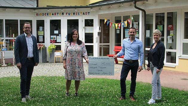 Eine ungewöhnliche Idee beschert dem Kindergarten Fuchsstadt den Grundstein für ein Trampolin. Auf das Spielgerät freuen sich (von links) Bürgermeister und Hausherr René Gerner, Jutta Stolper und das Ehepaar Marcus und Stefanie Gerner.