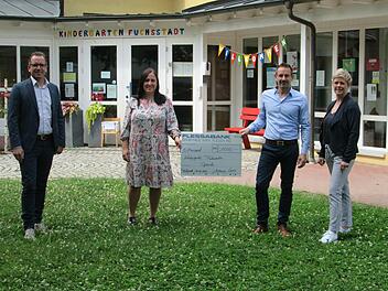 Eine ungewöhnliche Idee beschert dem Kindergarten Fuchsstadt den Grundstein für ein Trampolin. Auf das Spielgerät freuen sich (von links) Bürgermeister und Hausherr René Gerner, Jutta Stolper und das Ehepaar Marcus und Stefanie Gerner.