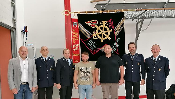 Bürgermeister Michael Kastl (v.l.), der wiedergewählte 2. Kommandant Christian Nöth, 1. Kommandant Manuel Gessner und Vereinsvorsitzender Dominik Bieber (rechts) freuen sich über die neuaufgenommenen Wehrmitglieder: Robin Hillenbrand (vierter von links nach rechts), Tobias Scheuplein und Sebastian Mauer.