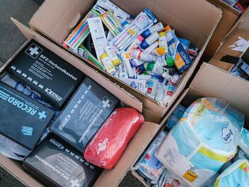 Hilfsgüter für die Ukraine stehen gesammelt in Kartons bereit. Vielerorts sind in den vergangenen Tagen Sammelstellen für Sach- und auch Geldspenden entstanden. Symbolbild: Ole Spata/dpa