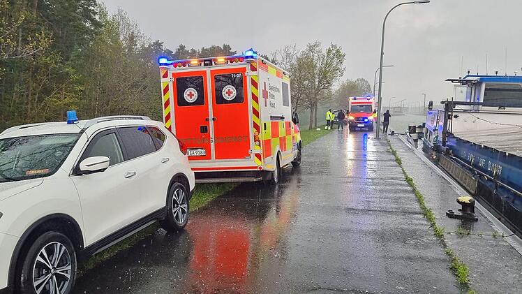 In Erlangen ist ein Mann gestorben, nachdem er bei einem Schiff ins Wasser gest&uuml;rzt ist.