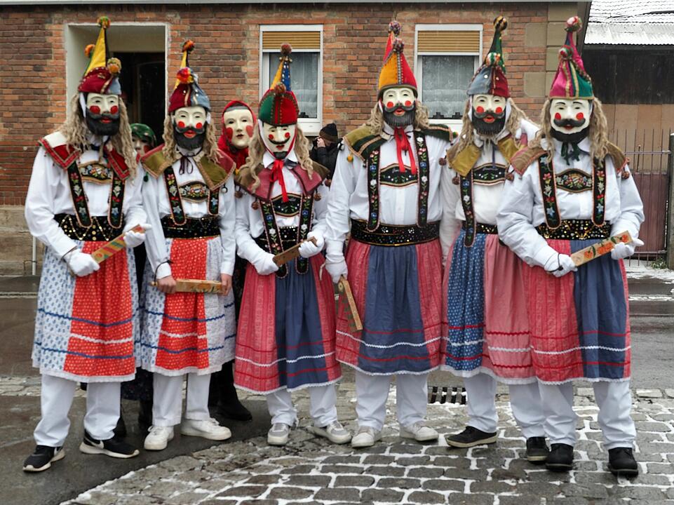 Tausende Besucher beim traditionellen Maskenumzug