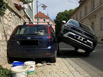 Goldkronach: Kurioser Unfall - Frau (69) f&auml;hrt Auto schr&auml;g auf geparkten Wagen