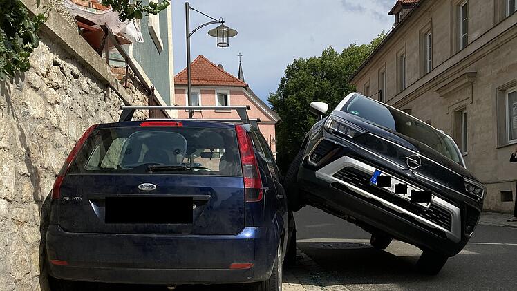 Goldkronach: Kurioser Unfall - Frau (69) f&auml;hrt Auto schr&auml;g auf geparkten Wagen