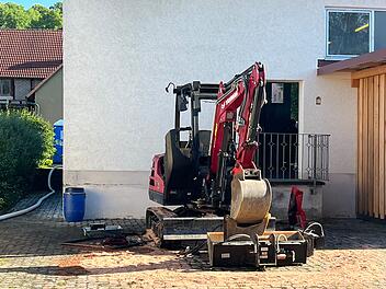 Bagger und Auto in Brand gesetzt: Polizei sucht mit Großaufgebot nach Tatverdächtigem
