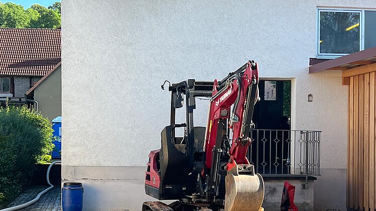 Bagger und Auto in Brand gesetzt: Polizei sucht mit Großaufgebot nach Tatverdächtigem