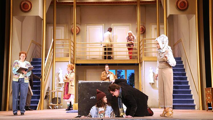 Turbulenter Bühnenspaß: Szene aus "Der nackte Wahnsinn" am Landestheater Coburg.Foto: Henning Rosenbusch