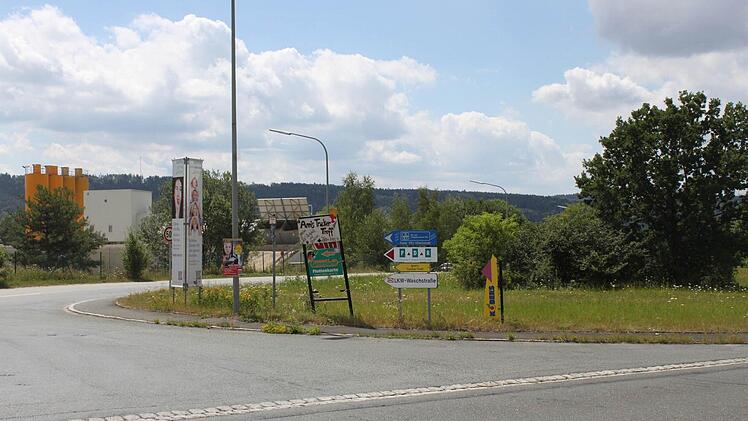 Die Gewerbefläche liegt zwischen der Industriestraße (im Hintergrund) und der Staatsstraße (vorne).
