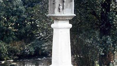 Die Marter nach ihrer Restaurierung 1974 am Ufer der Haßlach