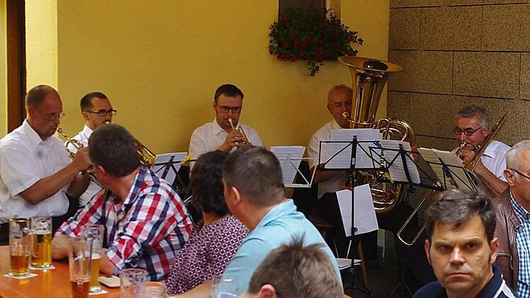 Die St.-Georgsbläser Friesen luden zu ihrer alljährlichen Sommer-Serenade ein.  Foto: Heike Schülein