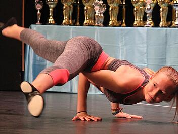Die neue Deutsche Meisterin in der Sportfitness-Klasse, Celina Bär, bei ihrer Kür in der Kulmbacher Stadthalle.  Foto: Sonny Adam