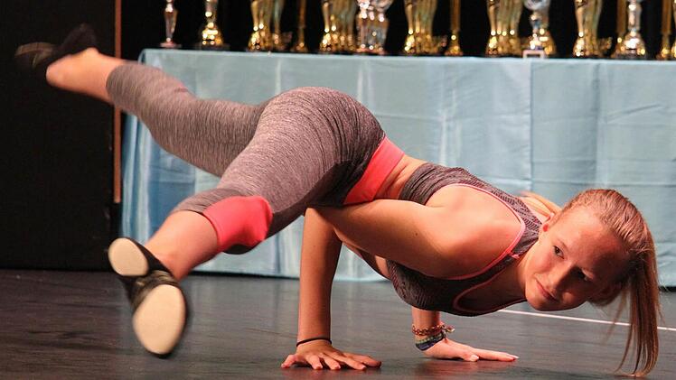 Die neue Deutsche Meisterin in der Sportfitness-Klasse, Celina Bär, bei ihrer Kür in der Kulmbacher Stadthalle.  Foto: Sonny Adam