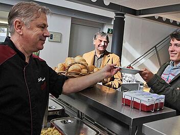 Premiere: Koch Micha Meschenmooser bei der Ausgabe des ersten Essens an den Zehntkl&auml;ssler Felix Halwas.  Fotos: Maximilian Glas