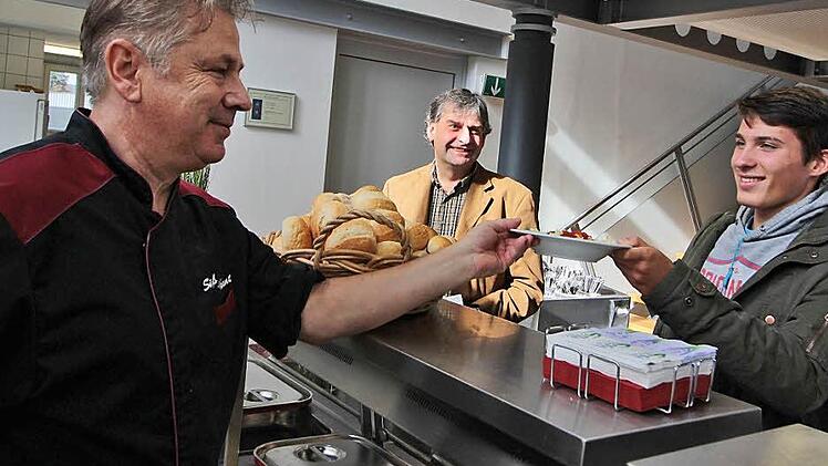 Premiere: Koch Micha Meschenmooser bei der Ausgabe des ersten Essens an den Zehntkl&auml;ssler Felix Halwas.  Fotos: Maximilian Glas