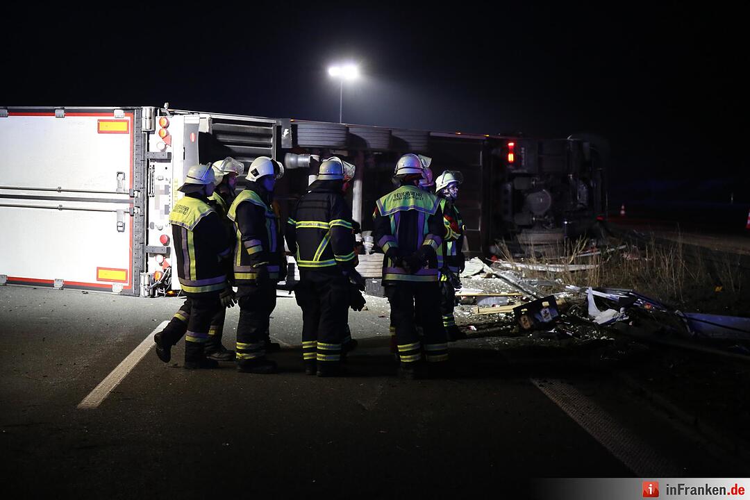 Kreis Bayreuth: Lkw kracht auf A9 in Mittelschutzplanke und kippt um – Fahrer verletzt