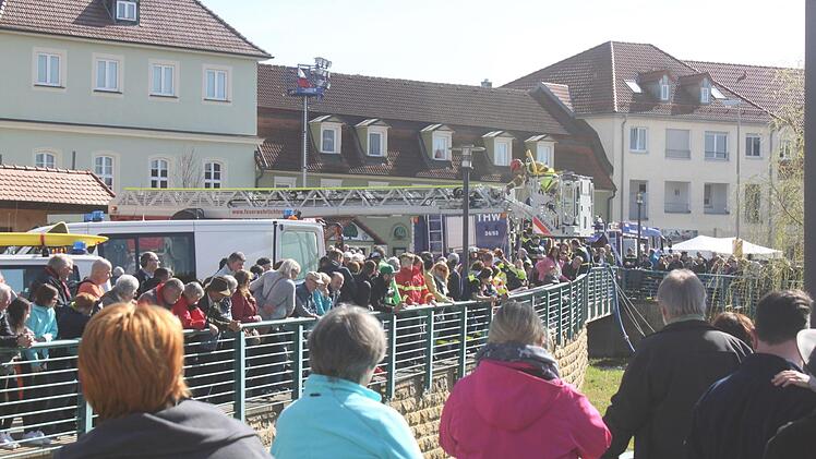 Die Schauübung an der Lauter war am Nachmittag ein Publikumsmagnet. Foto: Matthias Einwag