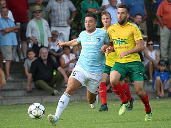 Daniel Uttinger (l.) von der SpVgg Jahn Forchheim spielt den Ball, bedrängt von Simon Schmoll, zurück zum Torhüter. Die DJK Don Bosco Bamberg biss sich lange Zeit die Zähne aus und fand kaum ein Durchkommen. In der 87. Minute netzte Christopher Kettler aber noch zum Sieg ein. Sebastian Baumann/anpfiff.info