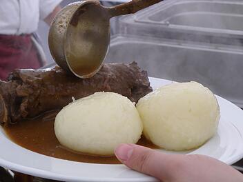 Neben dem traditionellen Braten mit Klo&szlig; warten auf die Kl&ouml;&szlig;markt-Besucher auch exotischere Kreationen wie zum Beispiel  Kl&ouml;&szlig;-Gnocchi oder Klo&szlig;bratwurst.CT-Archiv