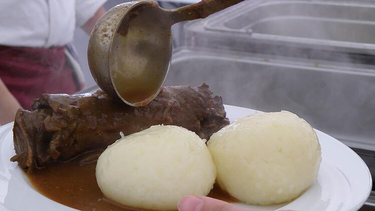 Neben dem traditionellen Braten mit Klo&szlig; warten auf die Kl&ouml;&szlig;markt-Besucher auch exotischere Kreationen wie zum Beispiel  Kl&ouml;&szlig;-Gnocchi oder Klo&szlig;bratwurst.CT-Archiv