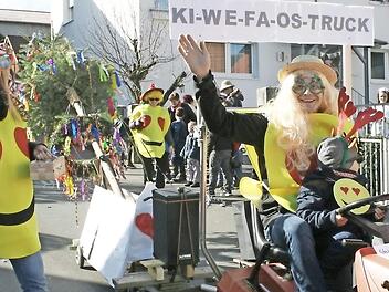 Der Gerodaer Kirmes-Weihnachts-Fasching-Ostern-Baum (Ki-WE-Fa-OS-Baum) wurde anno 2017 durch das Dorf gezogen.  Foto: Archiv Gabriele Sell