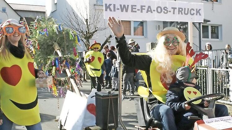Der Gerodaer Kirmes-Weihnachts-Fasching-Ostern-Baum (Ki-WE-Fa-OS-Baum) wurde anno 2017 durch das Dorf gezogen.  Foto: Archiv Gabriele Sell