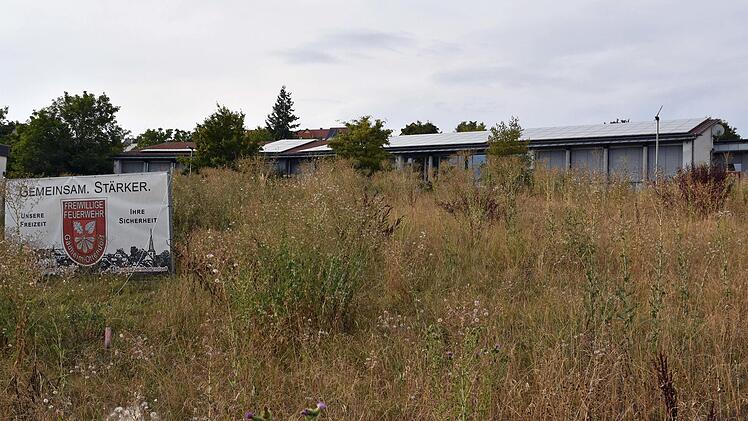 Auf dem Grundstück unterhalb der Schule in Gädheim errichtet die Gemeinde Gädheim ein neues, gemeinsames Domizil für den Bauhof der Gemeinde und für die Freiwillige Feuerwehr Gädheim-Ottendorf. Foto: Ulrike Langer