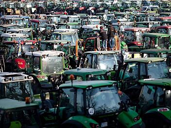 So wie bei dieser Demo in Nürnberg vor einigen Wochen soll es am Sonntag auf dem Anger aussehen, wenn rund 150 Landwirte mit ihren Schleppern am Rande des Besuchs des Ministerpräsidenten Markus Söder in Coburg auf ihre Probleme aufmerksam machen wollen. Foto: dpa