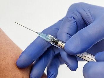 Kleiner Pieks, große Wirkung: Das wäre zu wünschen, um die Corona-Pandemie eindämmem zu können.  Foto: Christoph Schmidt/dpa/Archiv