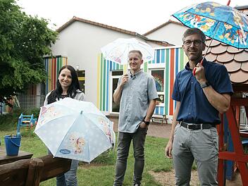 Freuen sich &uuml;ber den Abschluss der Kindergartenerneuerung im "Regenbogenland": (von links) Leiterin Alexandra F&uuml;rst , Peter Karl vom B&uuml;ro Bauleistungen und B&uuml;rgermeister Jochen Vogel (CSU). Foto: Steffen Standke