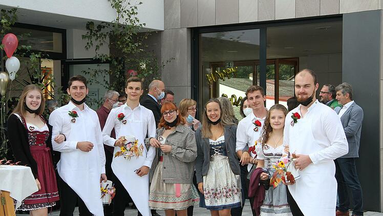 Luftballons, frisch geschnittenes Birkengrün, Live-Musik vom Musikverein Weiher-Mangersreuth und vier Ortspaare, die den Tanz um die Linde vorführten - so feierten die Mangersreuther das Jubiläumsfest zur 300-jährigen Wiedereinweihung des Gotteshauses.