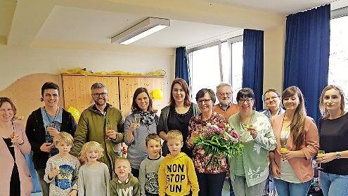 Mit einem gro&szlig;en Blumenstrau&szlig; wurde Hildegard Nikol (Mitte) von Kolleginnen, Ehreng&auml;sten und Kindern aus einem langen Berufsleben verabschiedet.