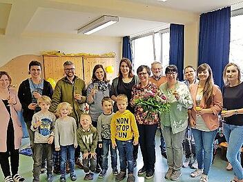 Mit einem großen Blumenstrauß wurde Hildegard Nikol (Mitte) von Kolleginnen, Ehrengästen und Kindern aus einem langen Berufsleben verabschiedet.