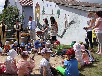 Der gute Hirte beobachtet seine Schäfchen bei der Einweihung des Spielplatzes am Hirtengraben in Etwashausen. Foto: Stühler