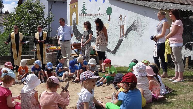 Der gute Hirte beobachtet seine Schäfchen bei der Einweihung des Spielplatzes am Hirtengraben in Etwashausen. Foto: Stühler
