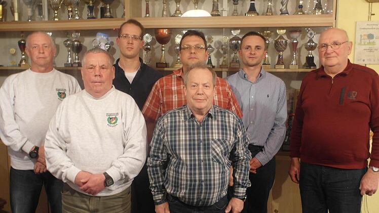Neuwahlen und Ehrungen standen bei den Reservisten an (hinten, von links): stellvertretender Vorsitzender Robert Schäfer, Vorsitzender David Bär, Jürgen Schmitt (25-jähriges Jubiläum), Adrian Kozcot (zehnjähriges Jubiläum), Peter Schindler (Betreuer der RK Geroda); vorne, von links: Günther Martin (40-jähriges Jubiläum), Horst Bienmüller (Betreuer RK Geroda). Foto: Helmut Raab