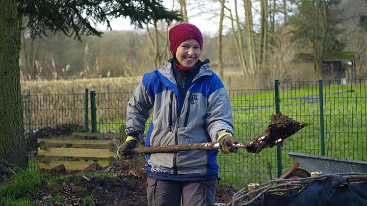 Viel Erde hat ins Hochbeet gepasst. BR-Redakteurin Dagmar Besand verwendt dafür zum Teil den Erdaushub, der bei anderen Baustellen im Garten angefallen ist. Foto: Dagmar Besand
