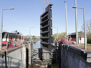 Schwere Aufgabe an der Schleuse Viereth: Am Mittwoch schwebten die Teile des neuen Schleusentores ein. Foto: Matthias Hoch