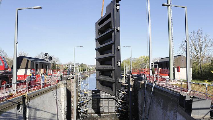 Schwere Aufgabe an der Schleuse Viereth: Am Mittwoch schwebten die Teile des neuen Schleusentores ein. Foto: Matthias Hoch